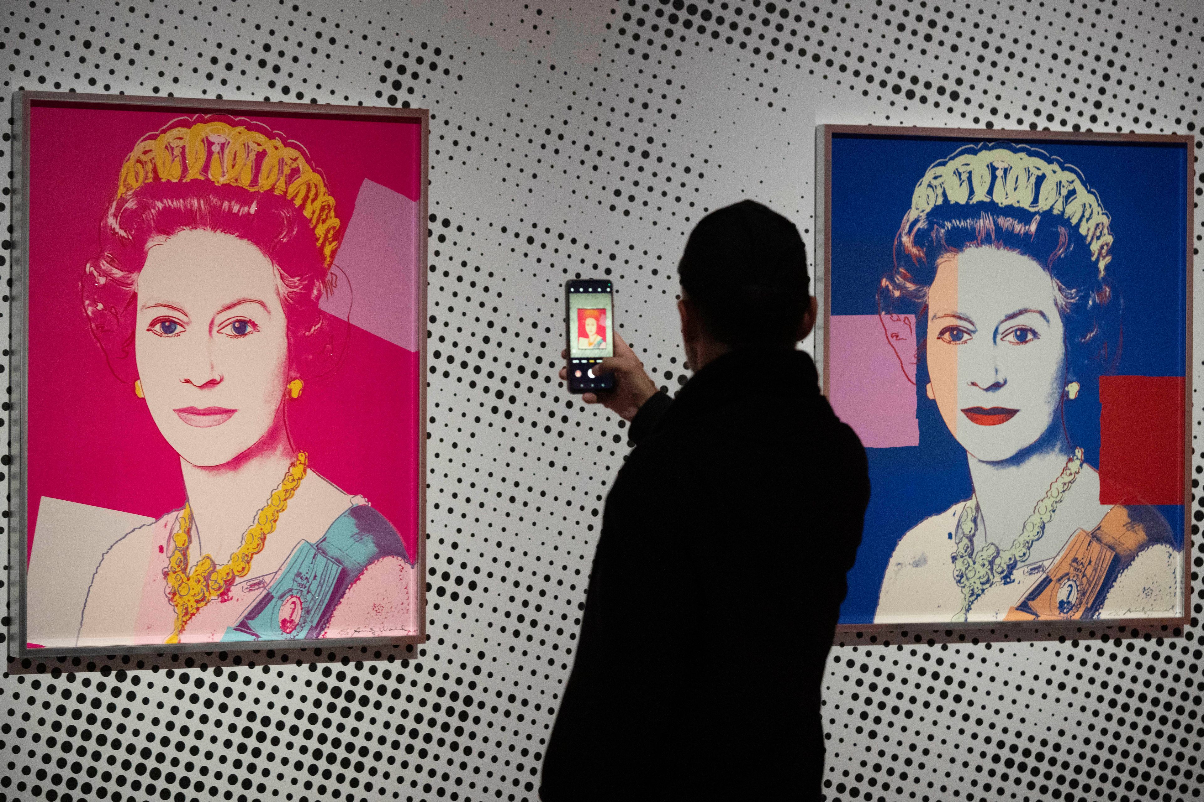 'Amateurish' thieves steal 2 Warhol prints, damage 2 more in botched heist at Dutch gallery